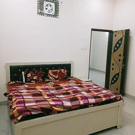 Radha Bhavan Vrindāvan Extérieur photo