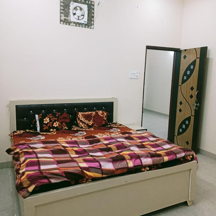 Radha Bhavan Vrindāvan Extérieur photo